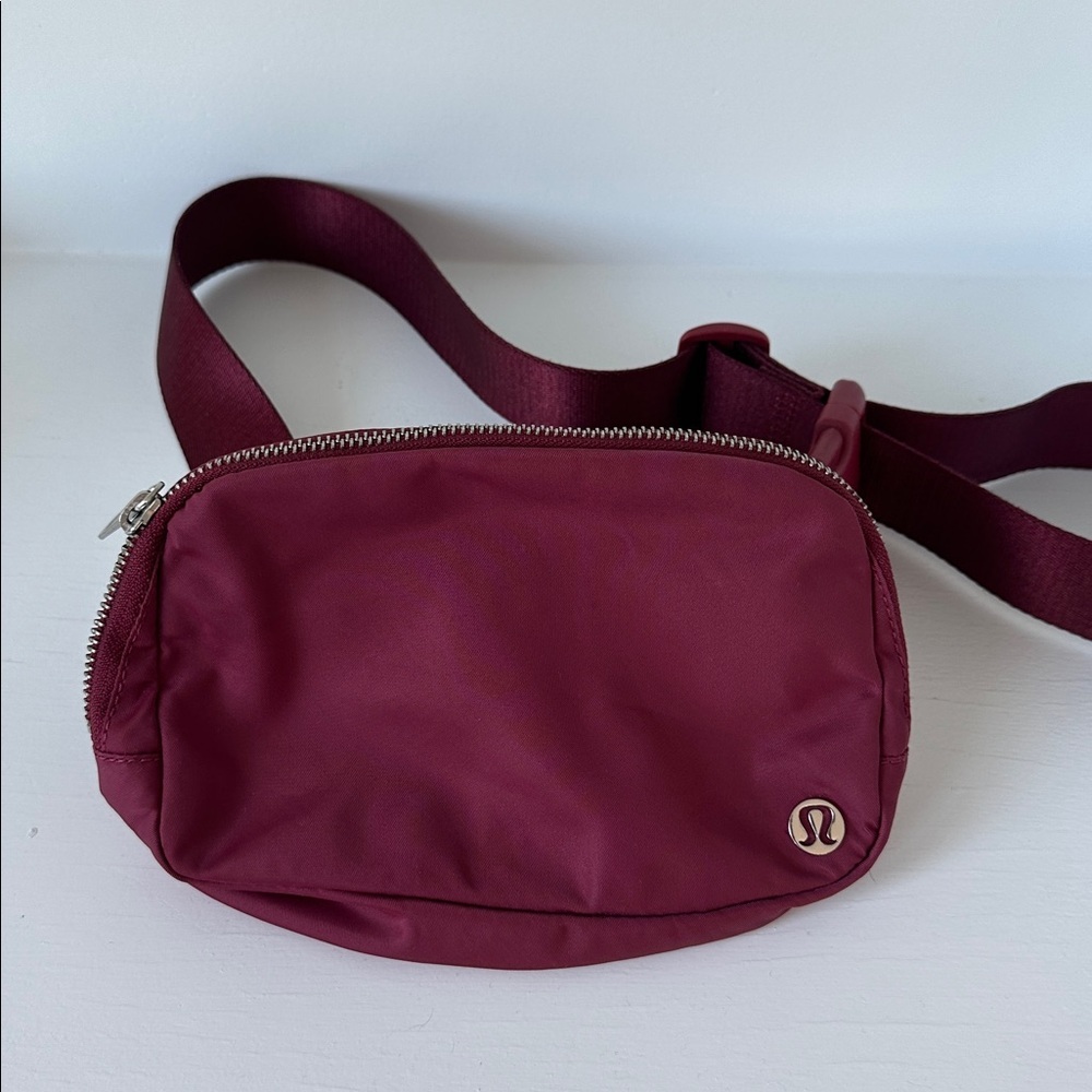 Lululemon Everywhere Adjustable Strap Belt Bag Burgundy Travel Vacation - Picture 3 of 12